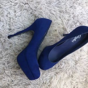Blue pumps